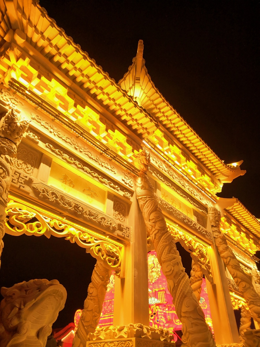 果见正房厢庑游廊悉皆小巧别致不似方才那边轩峻壮丽且院中随处之树木