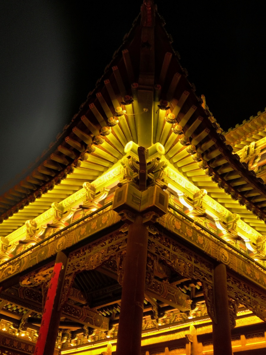 果见正房厢庑游廊悉皆小巧别致不似方才那边轩峻壮丽且院中随处之树木