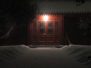 冷院，孤灯，夜雪