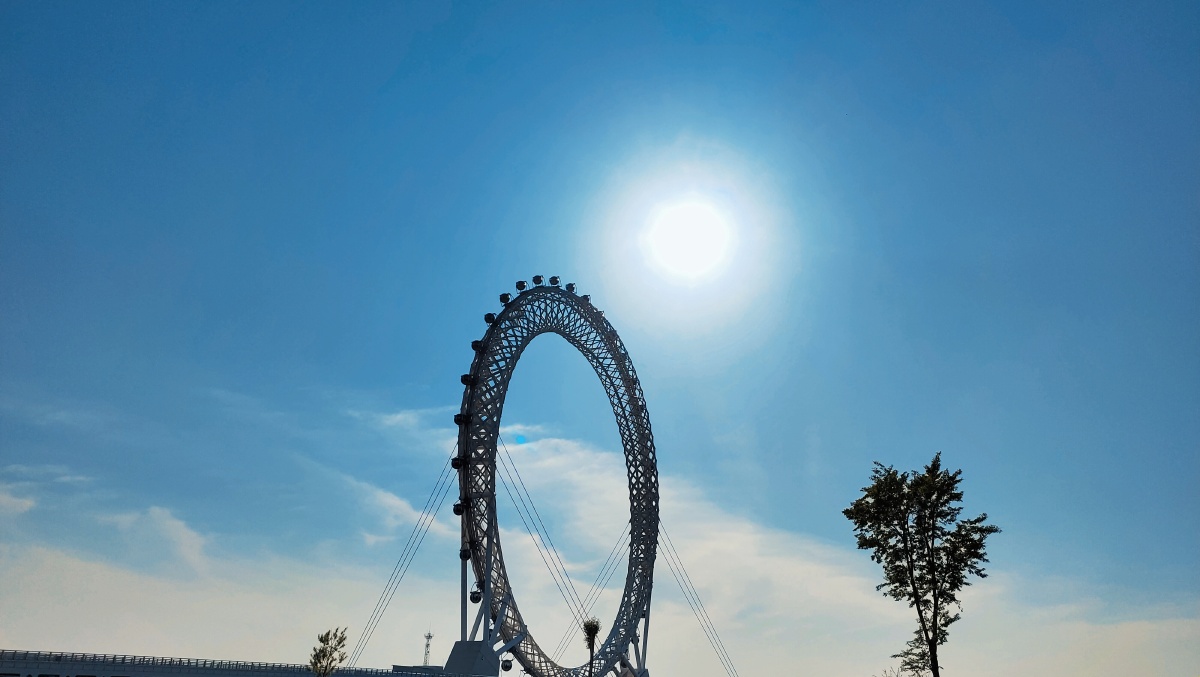 世界最大的无轴式摩天轮坐落于山东潍坊