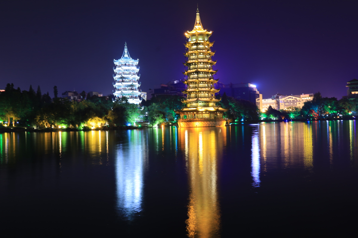 金银双塔桂林夜景