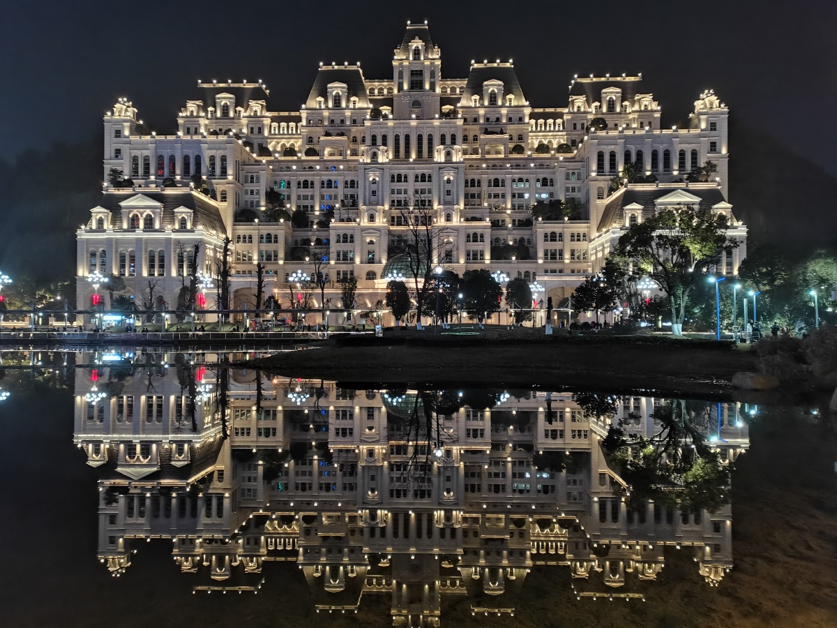 坐落于南明区花果园湿地公园的欧式建筑,是一道亮丽的风景.