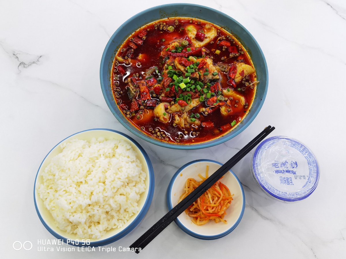 袋熊拍美食水煮鱼套饭