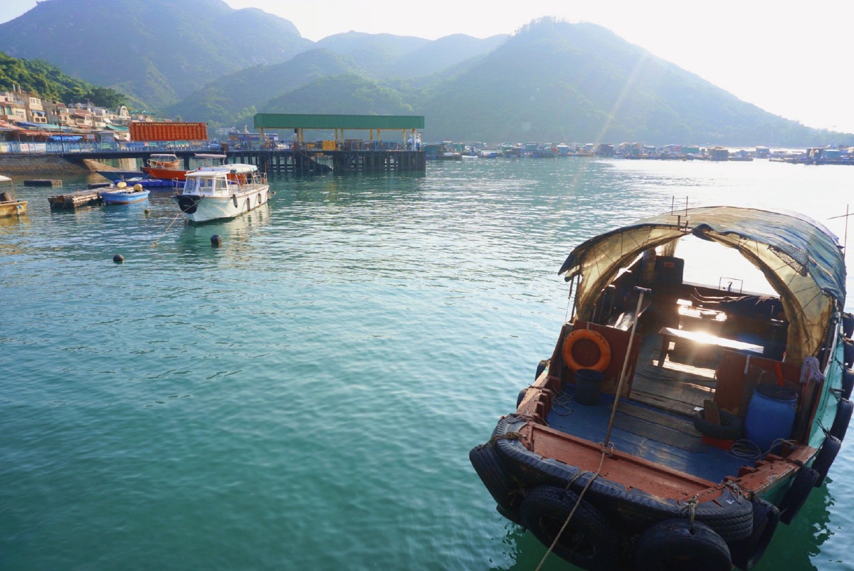 南丫岛的码头海水很是清澈