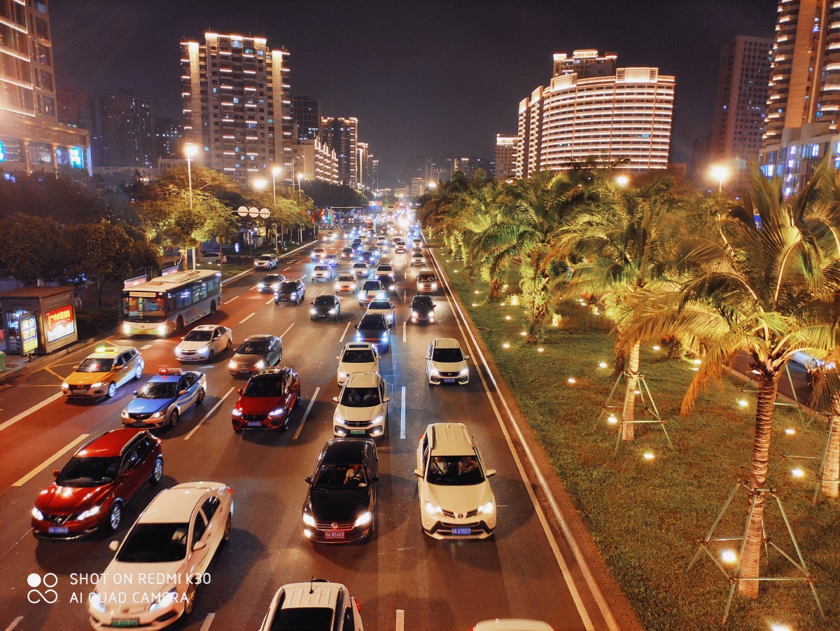 海南马路七个车道匆匆忙忙