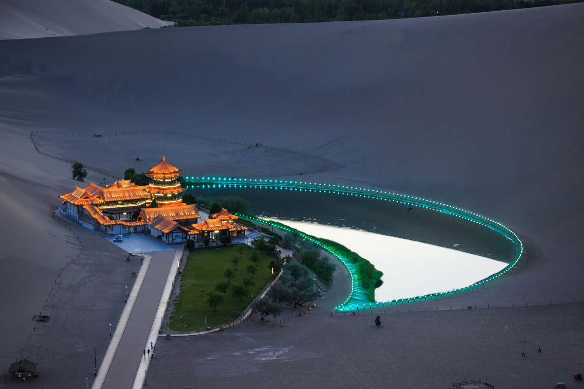 鸣沙山敦煌月牙泉夜晚风光