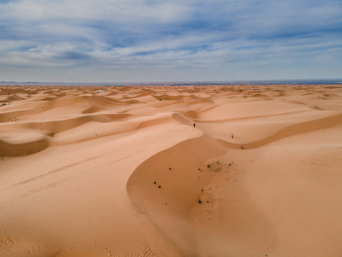 航拍宁夏银川腾格里沙漠沙的海洋