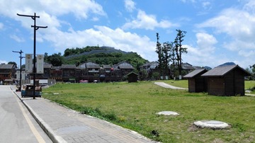 366049