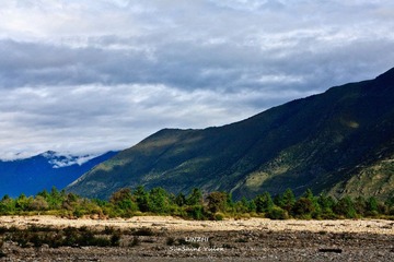 云影随动的山峰