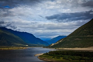 云影随动的山峰