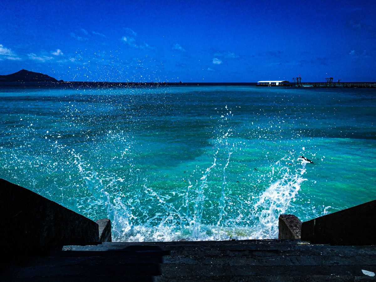 昨天去海边海水涨潮时海浪很大冲击台阶溅起浪花抓拍了几张