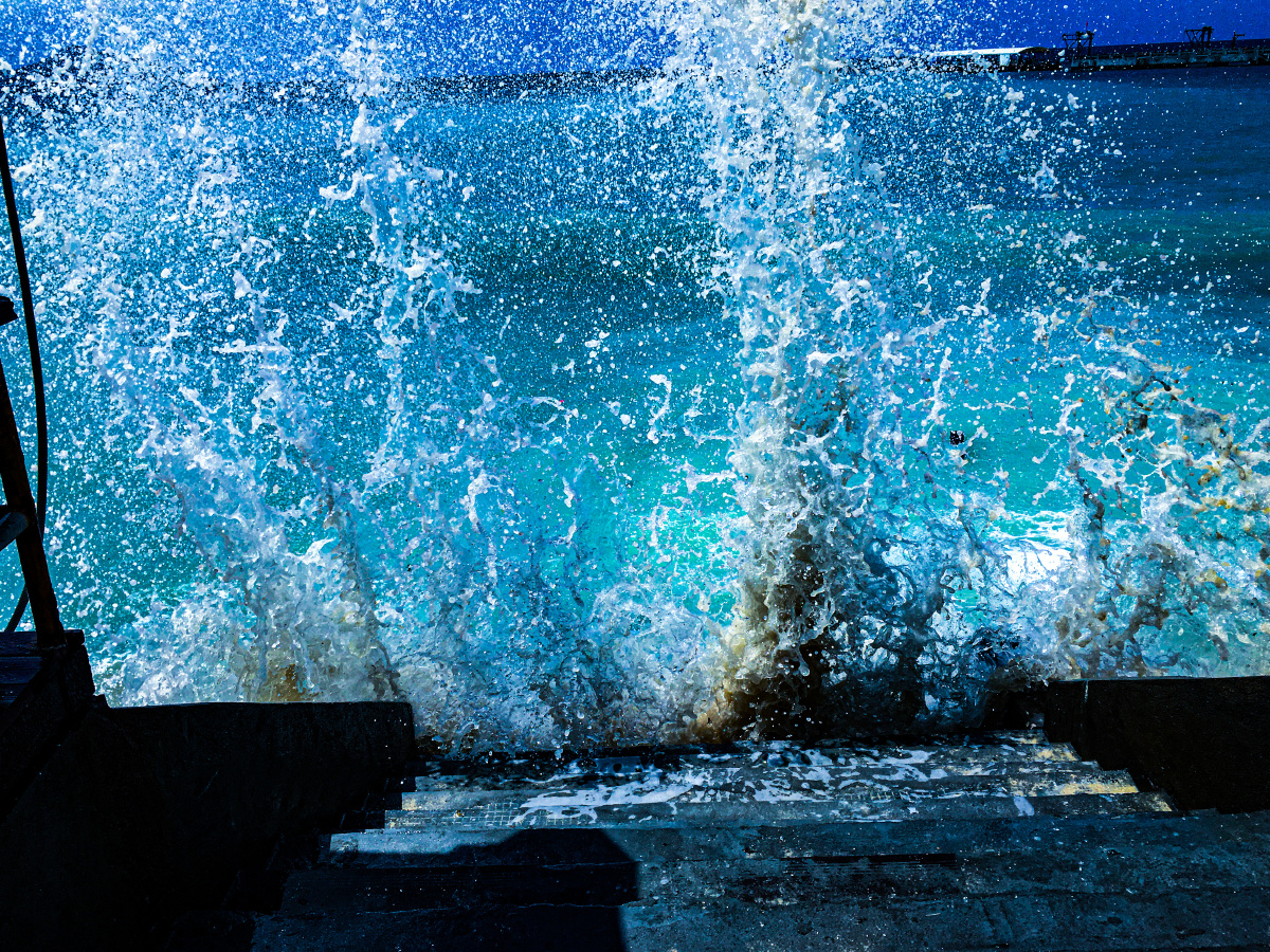 昨天去海边海水涨潮时海浪很大冲击台阶溅起浪花抓拍了几张