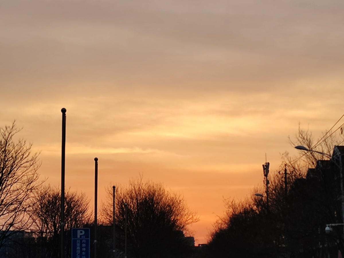 在北京的一个街道,看见这样的天空.令人瞎想万千.