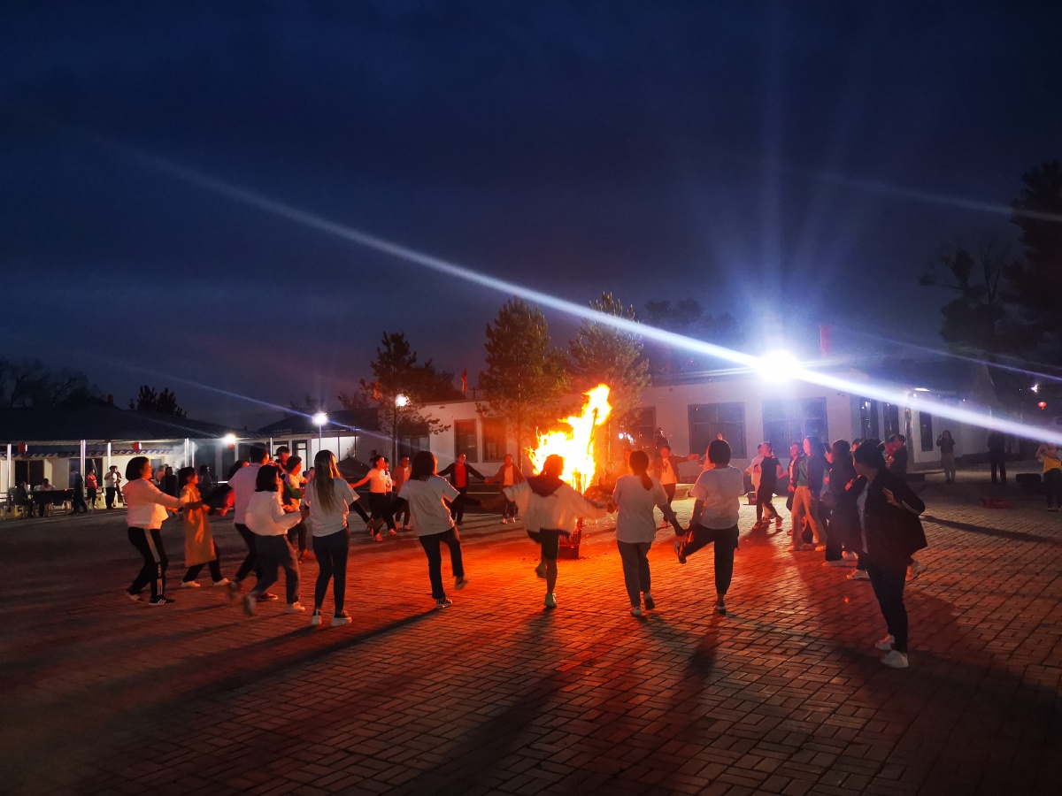 喜欢热闹的人群