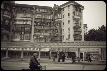 要不是这位哥们一声断喝，劳资已经可能被车撞死了