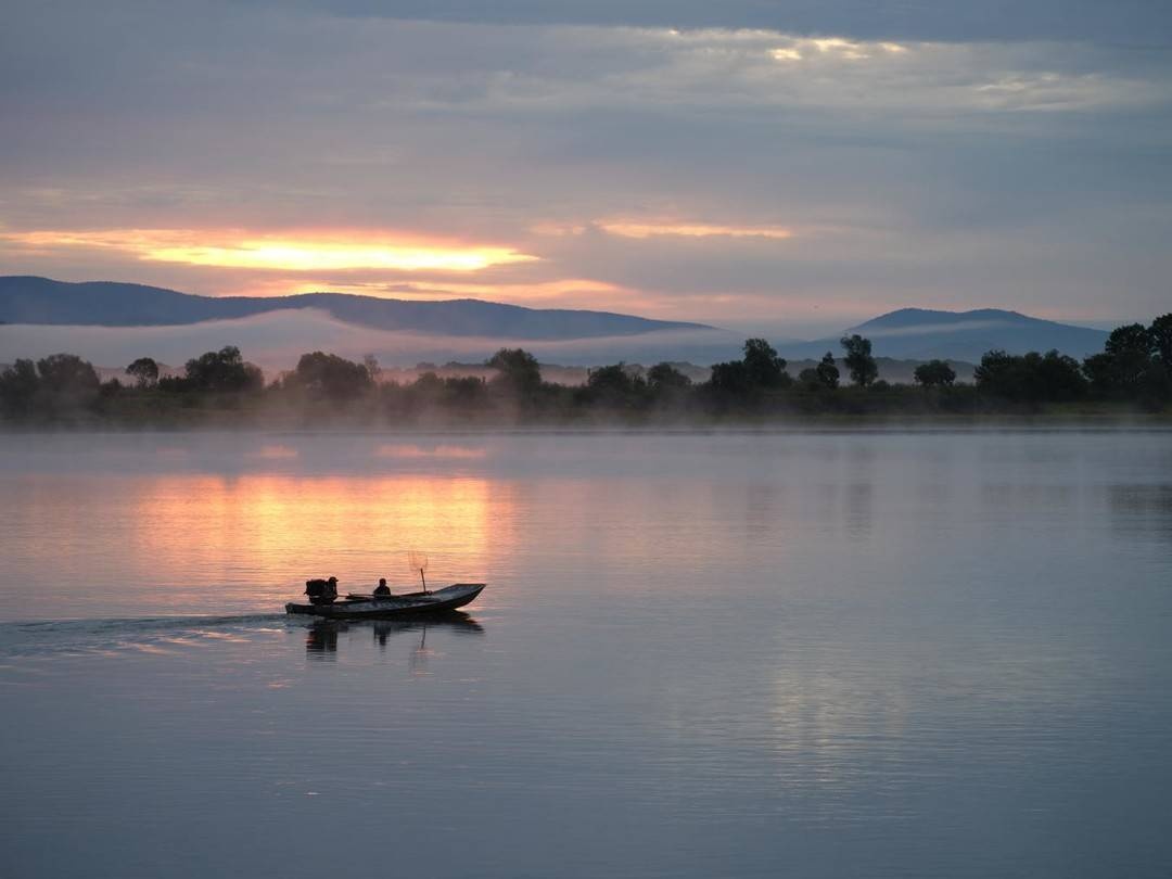 清晨的乌苏里江雾霭茫茫漫步江边尽享静谧祥和