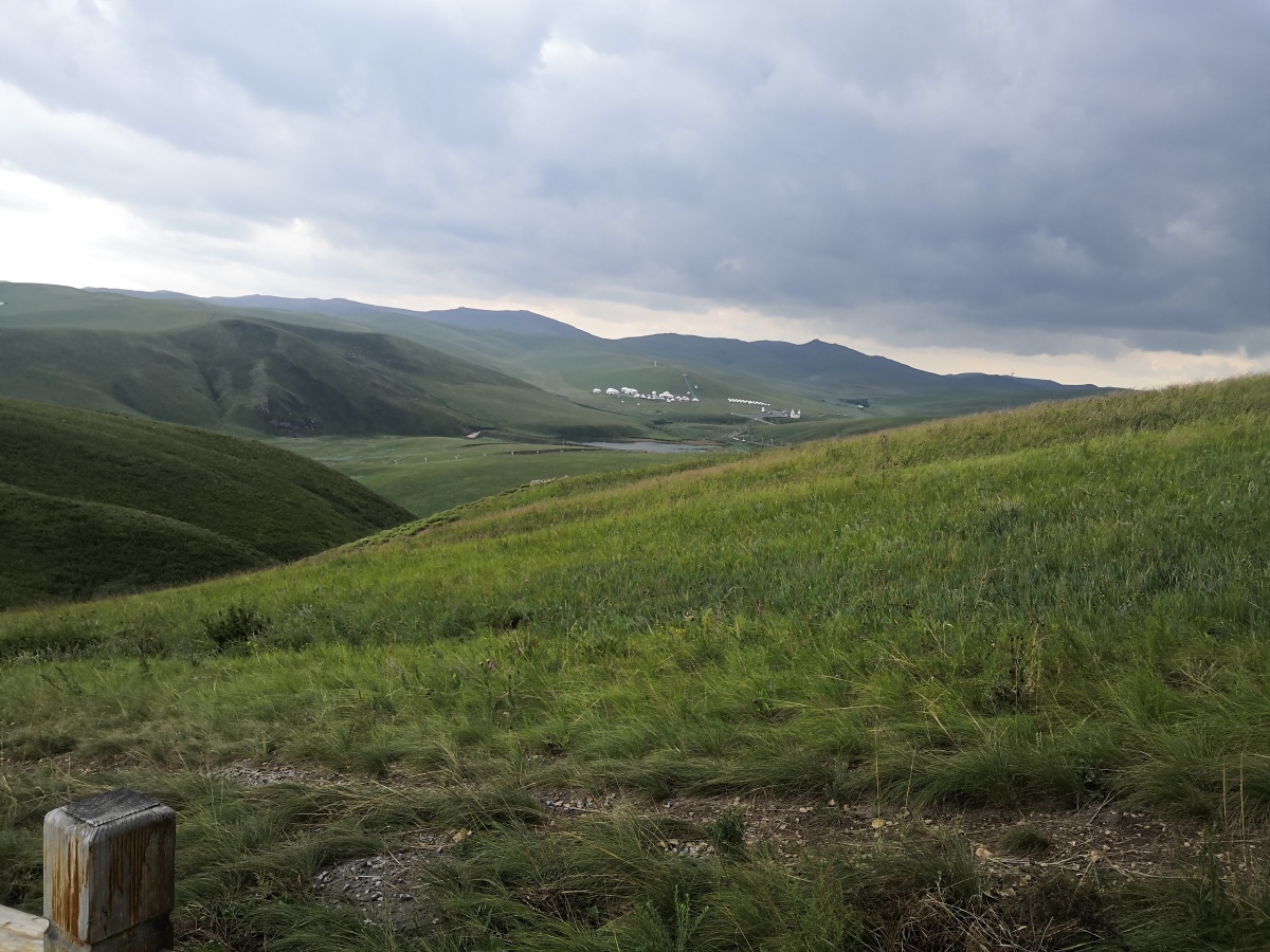 阴天的草原更有气势