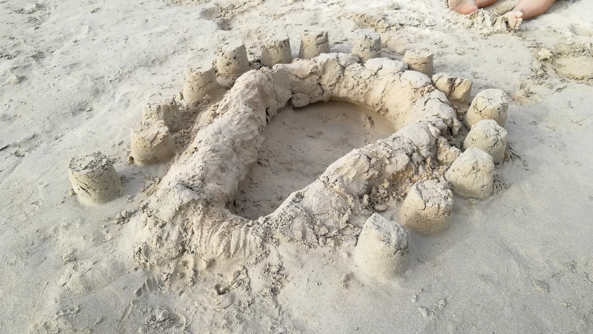 玩沙子堆沙堡捡贝壳拾贝壳