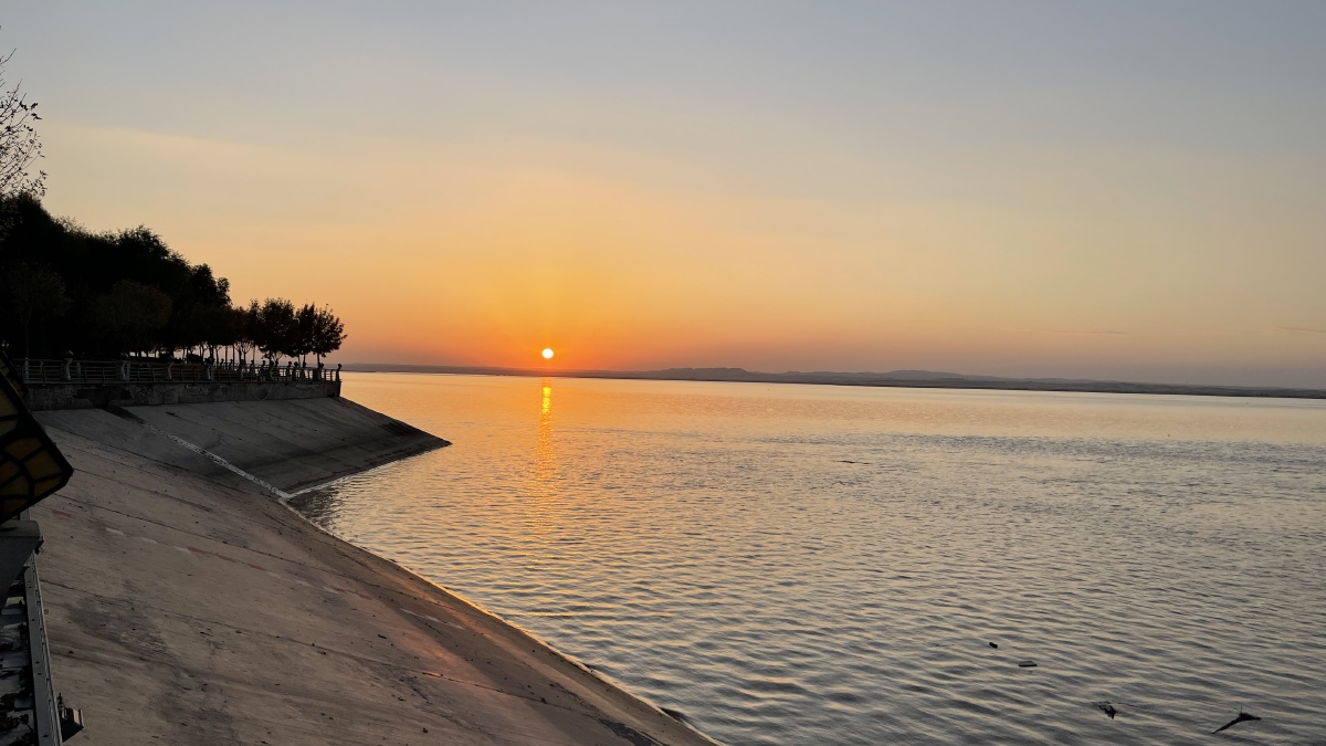 乌海市海勃湾区黄河边看日落