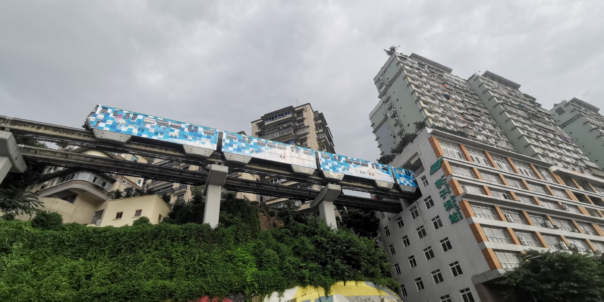 重庆轻轨地铁李子坝站拍摄轻轨从楼房中穿过应在中国内属首例之所以属