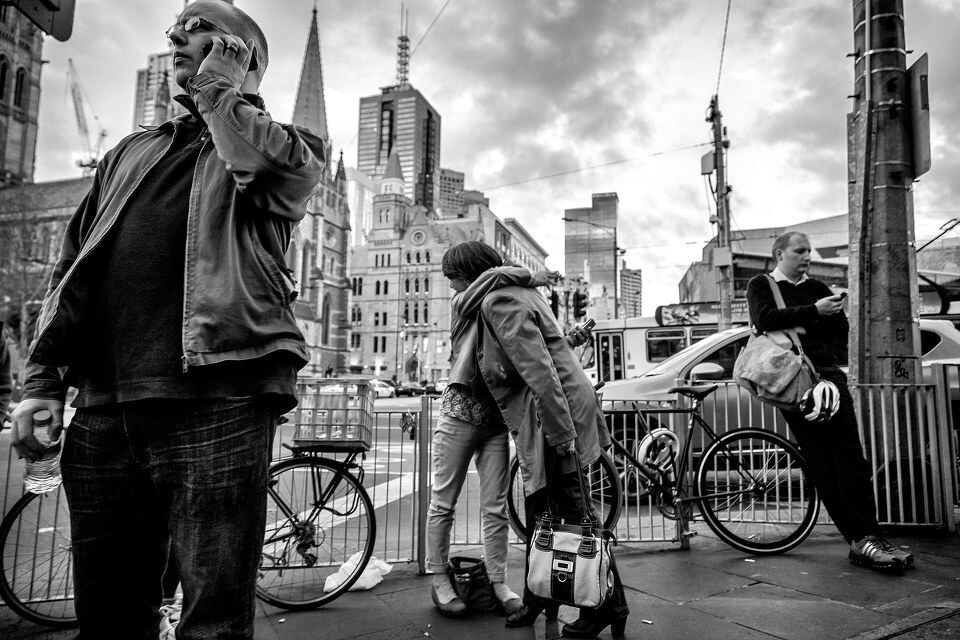 瞬间即永恒<br />
墨尔本Flinders street station门口，一个火车站该有的人都齐了，一个打电话四处张望，一对朋友见面相拥，一个焦急等待。