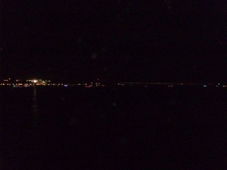 江边夜晚。