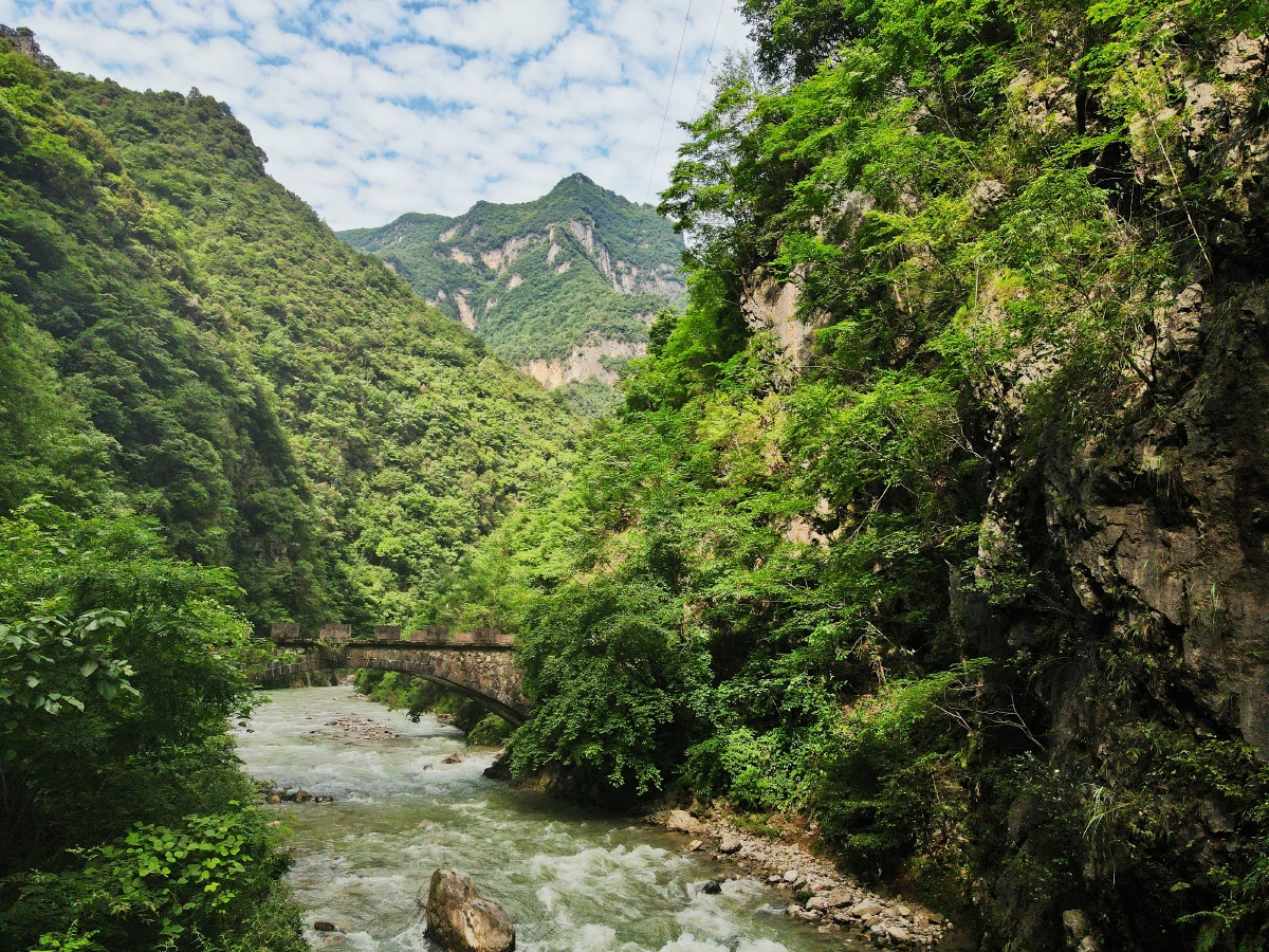 三面环山,清清流水,一座独桥,孤独的支撑着老百姓的要道.