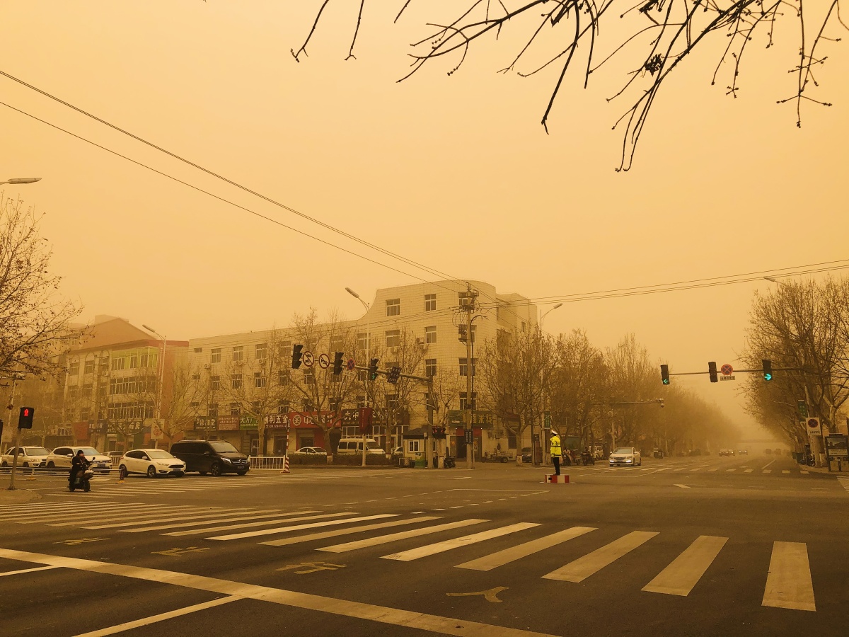 扬沙天下的小县城敬业的交警同志