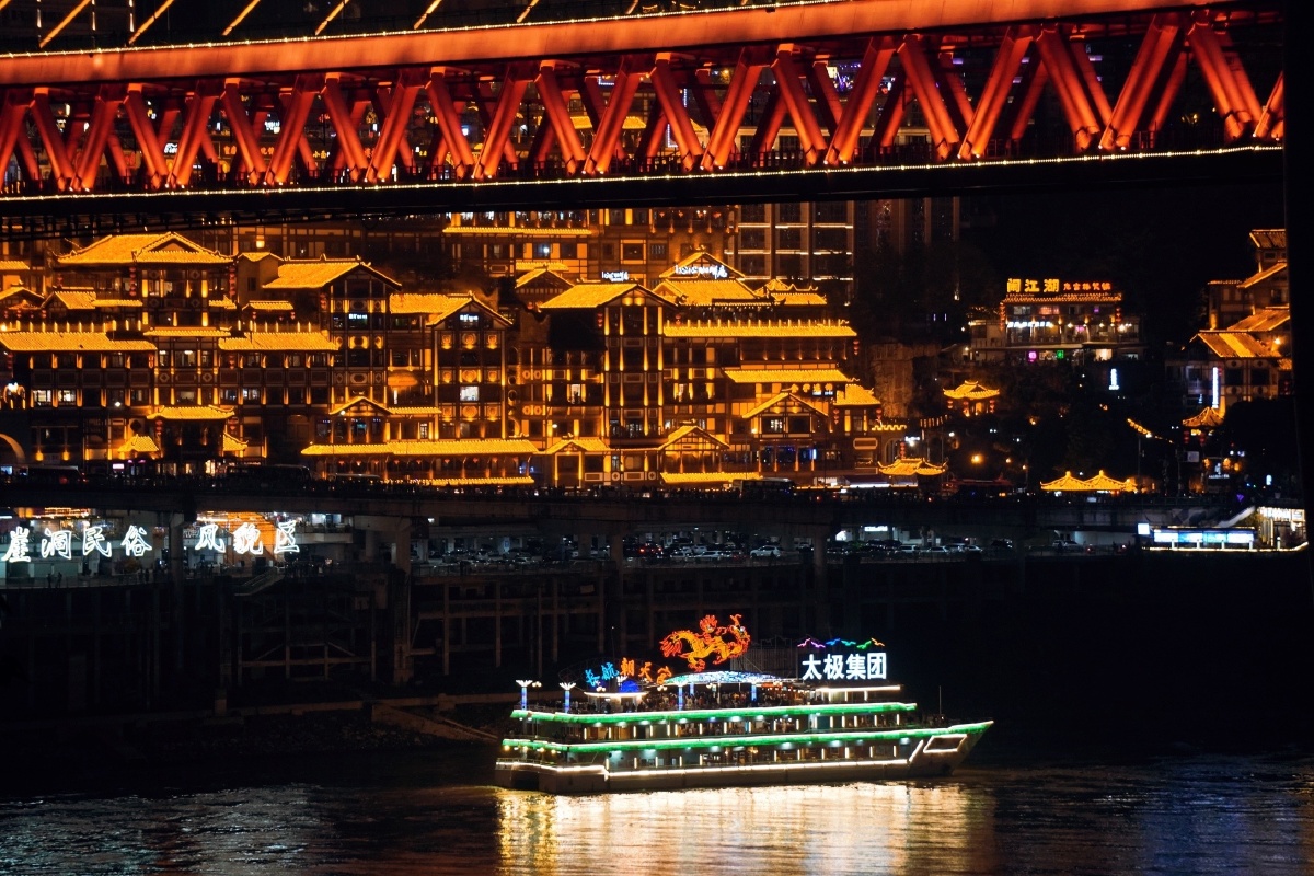 两江游船也是欣赏重庆夜景的一种玩法