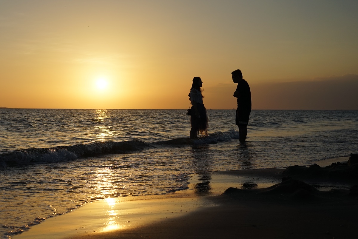 亲情,友情,爱情,那一对对,夕阳晚照下海边的温情