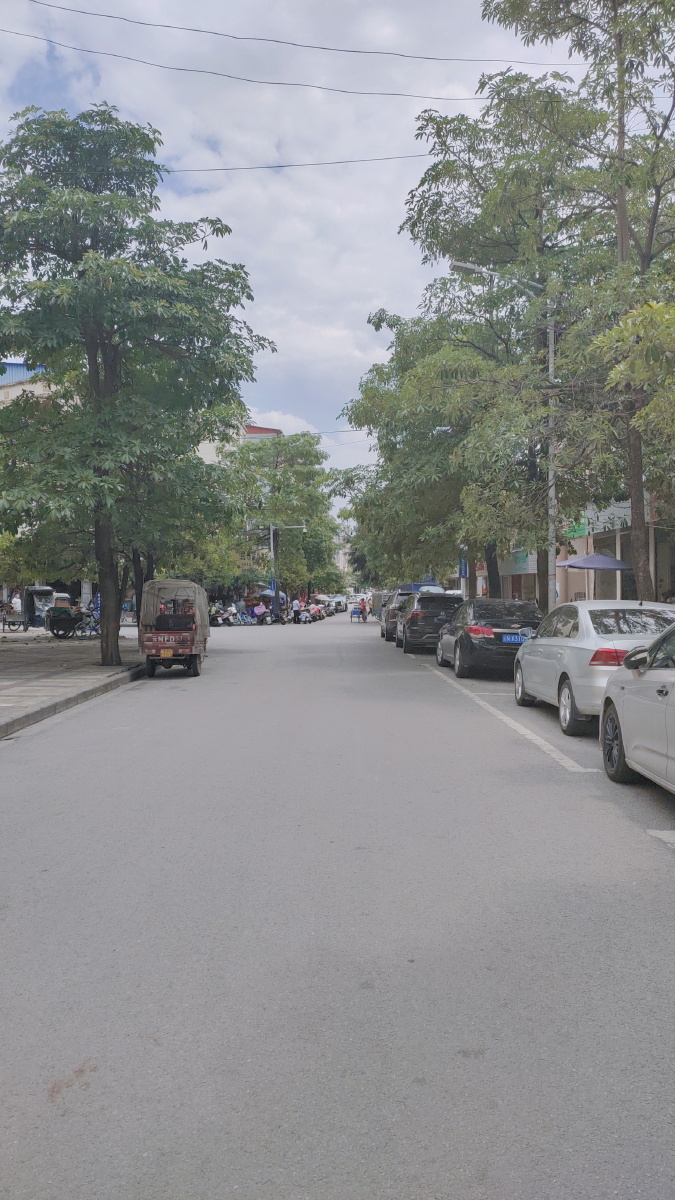 西南边陲小城瑞丽是一个慢节奏而悠闲的小城