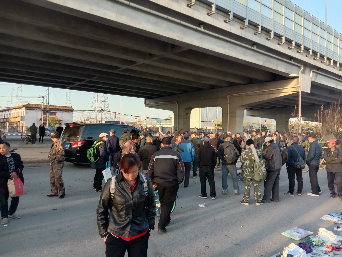 这是北京的劳务市场,有很多的外地人没有工作,找不到工作.太难了.