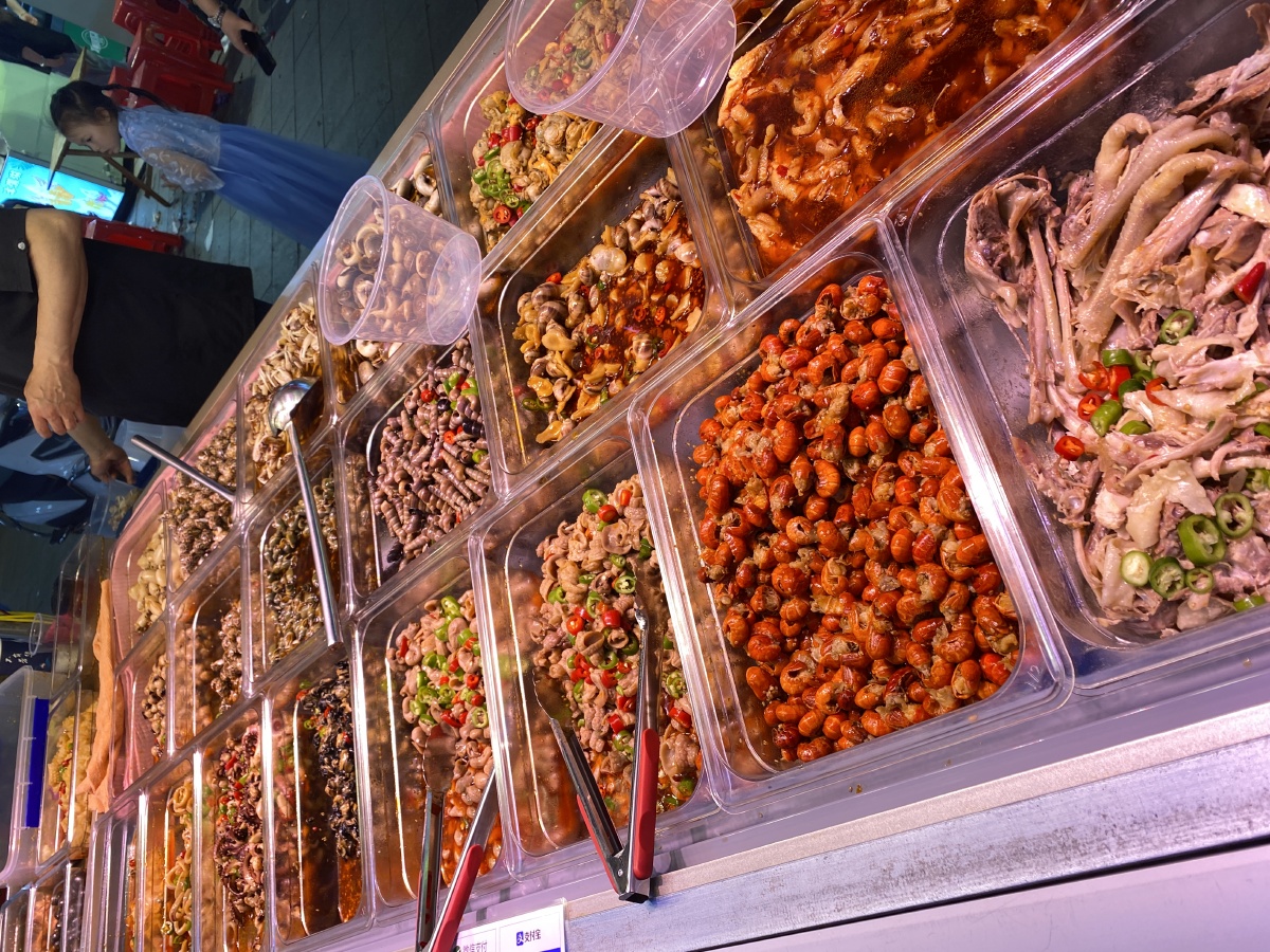 横店夜市人真的超级多吃的东西也多