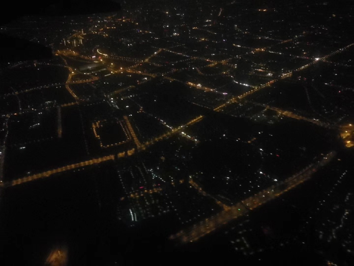 飞机上观看地面夜景
