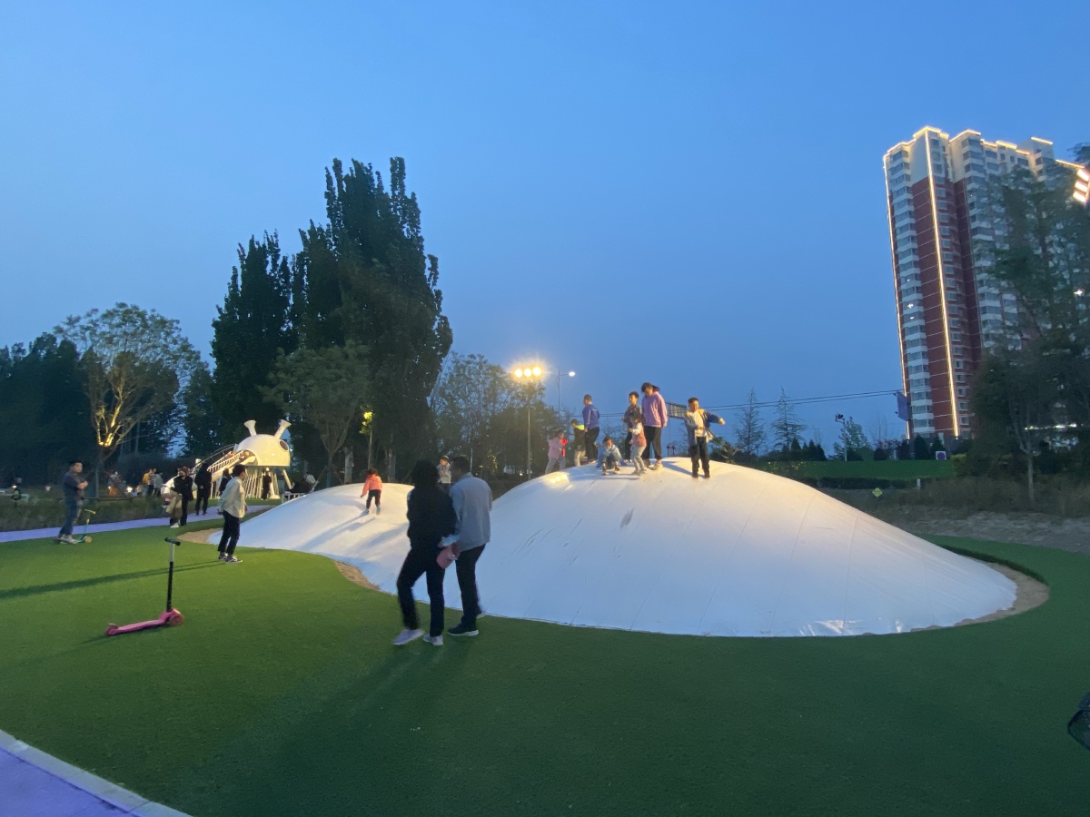 安新县陪伴公园,孩子们喜欢的跳跳云