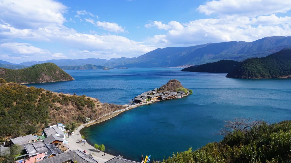 云南泸沽湖#在里格观景台上俯视心形的湖 - liuniu6 - 图虫