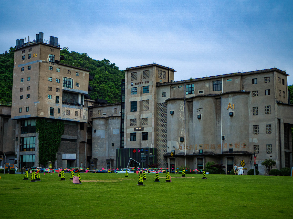 地点:杭州艺创小镇拍摄的是小镇的建筑,原来是工厂,后改造成为艺术类
