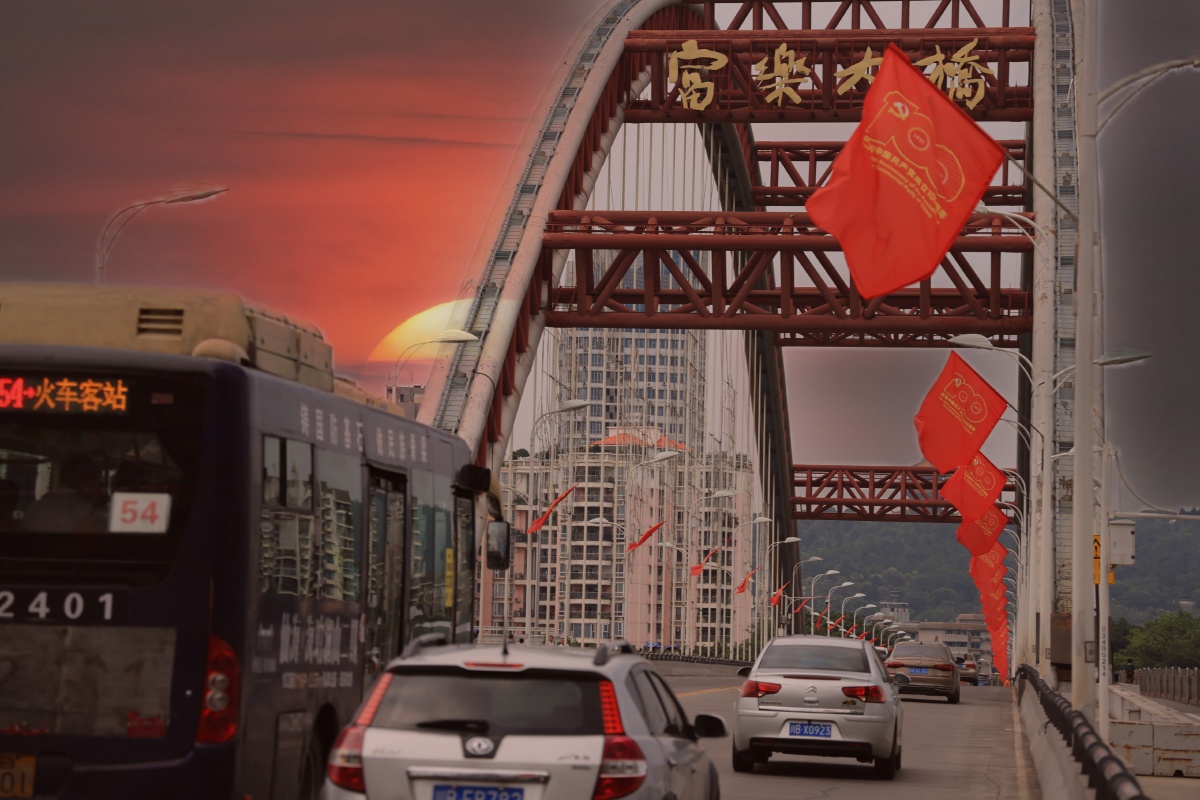 桥一一党旗飘飘富乐大桥