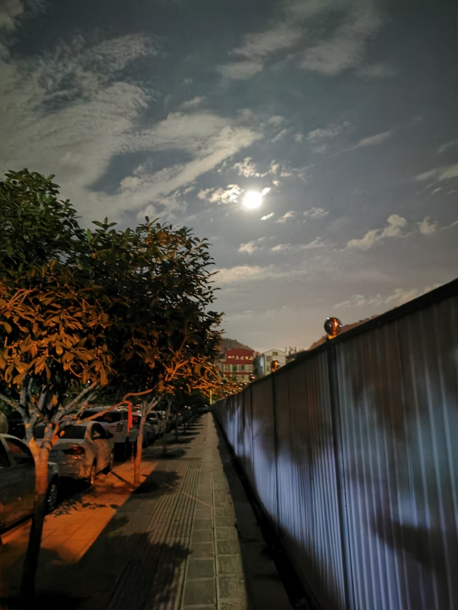 早上六点的月亮