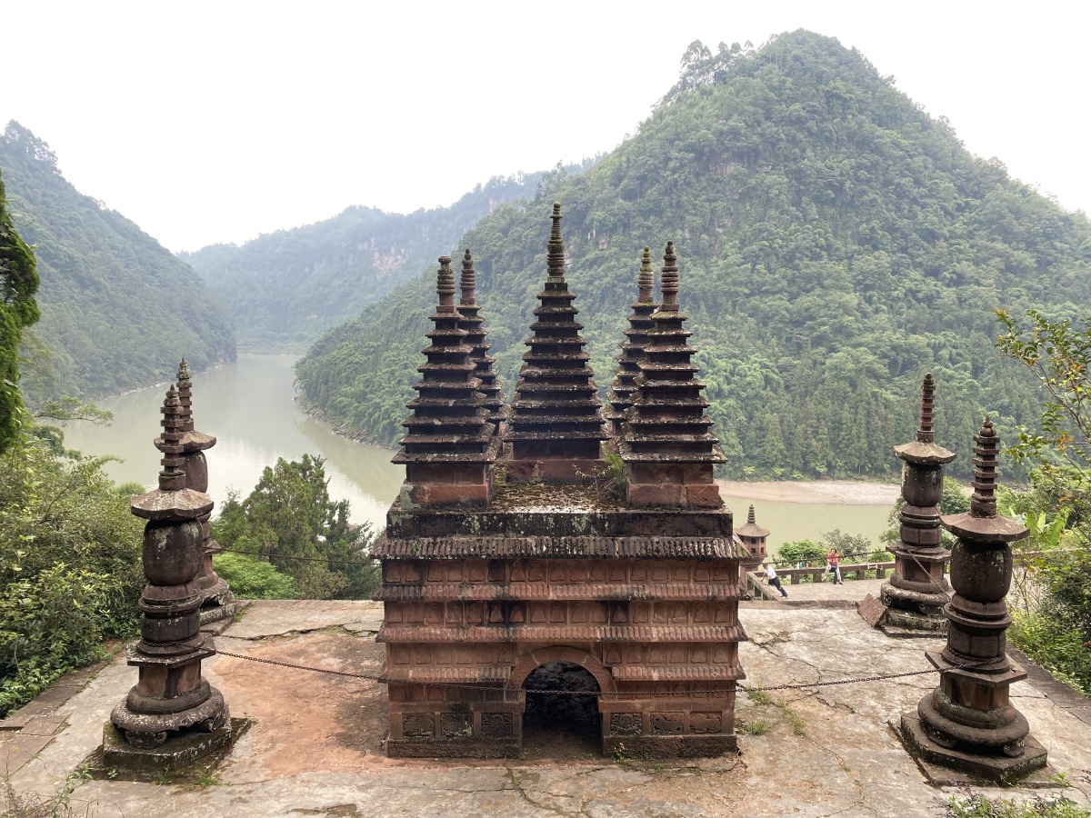 青衣江畔千塔佛国