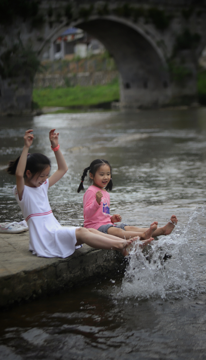 快乐星球也不过如此孩童时代的快乐时光越慢越好