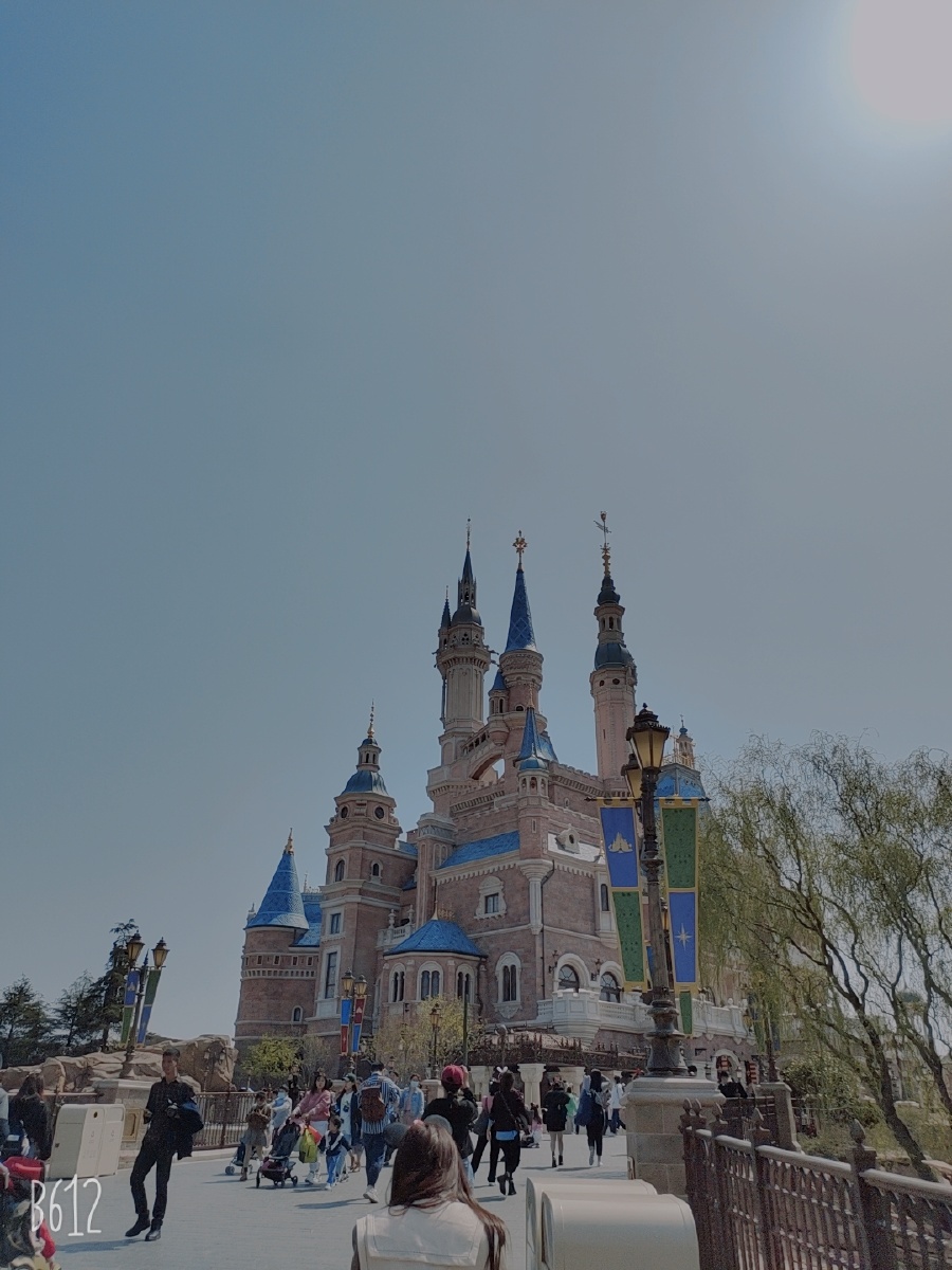拍摄角度于上海迪士尼乐园第七张照片拍摄于东方明珠
