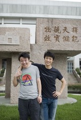 校碑前