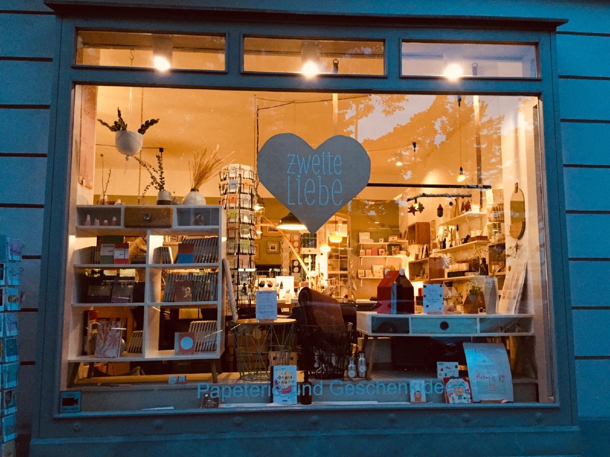 傍晚 灯光 精品小商店 橱窗 商品