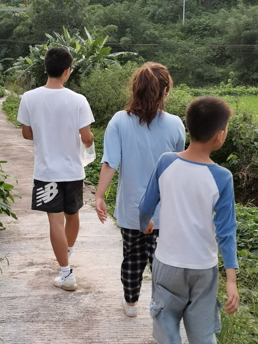 三兄妹的田间游玩