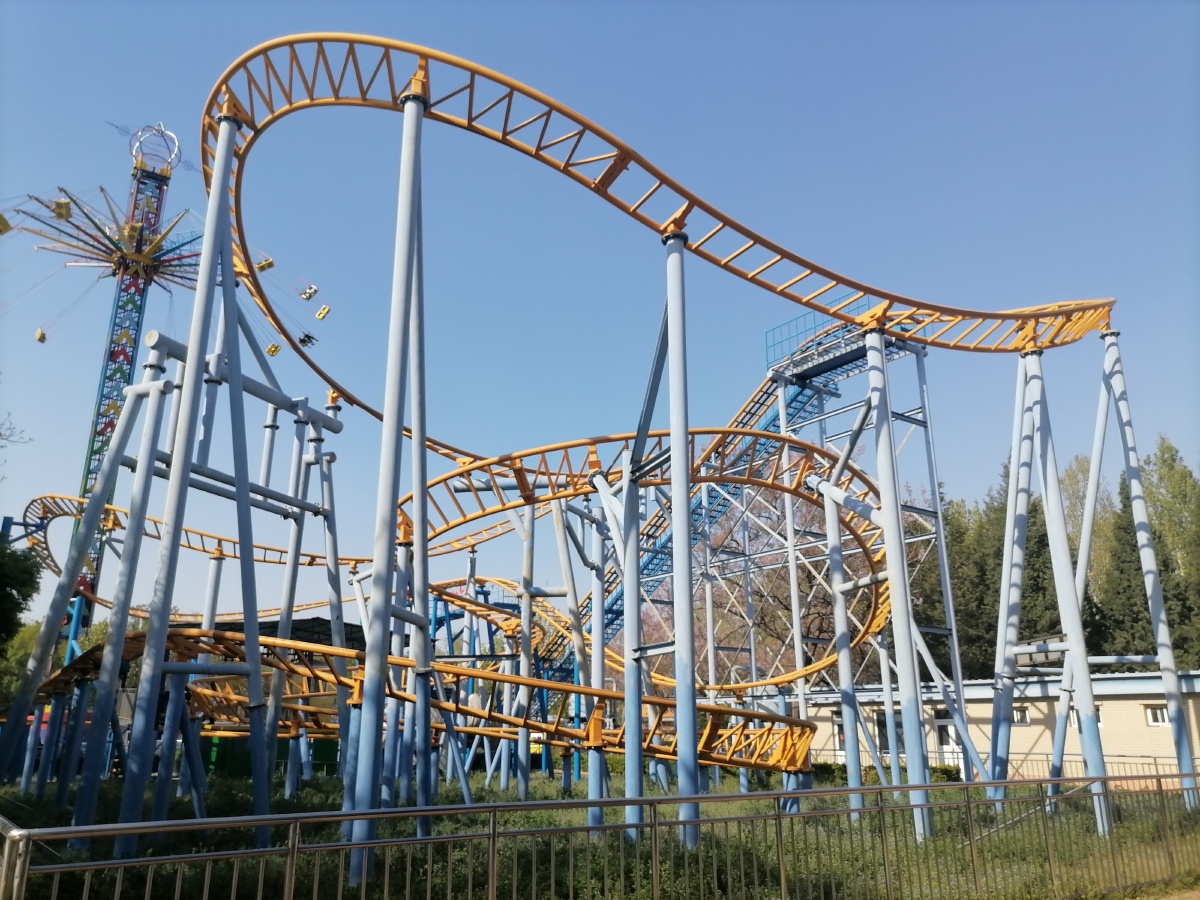 来一趟游乐场多少大人高兴得像个孩子