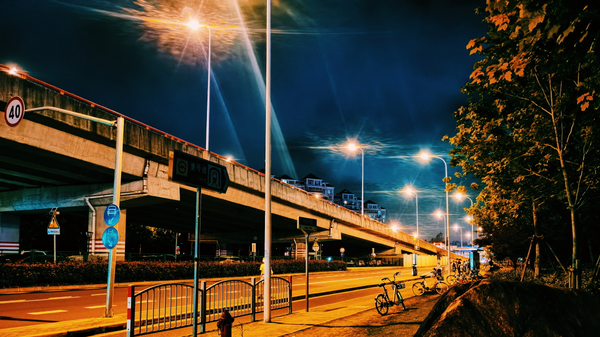 路灯像不像一个个ufo