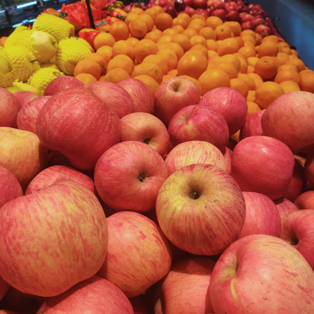 小区附近的超市新鲜的水果