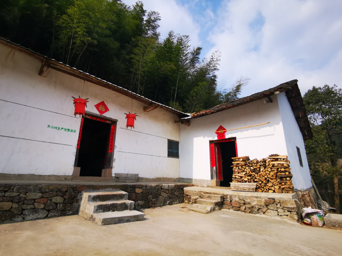 中国风光—大别山风景独好,坐标六安金寨,农家小院柴禾堆,浓浓的大自