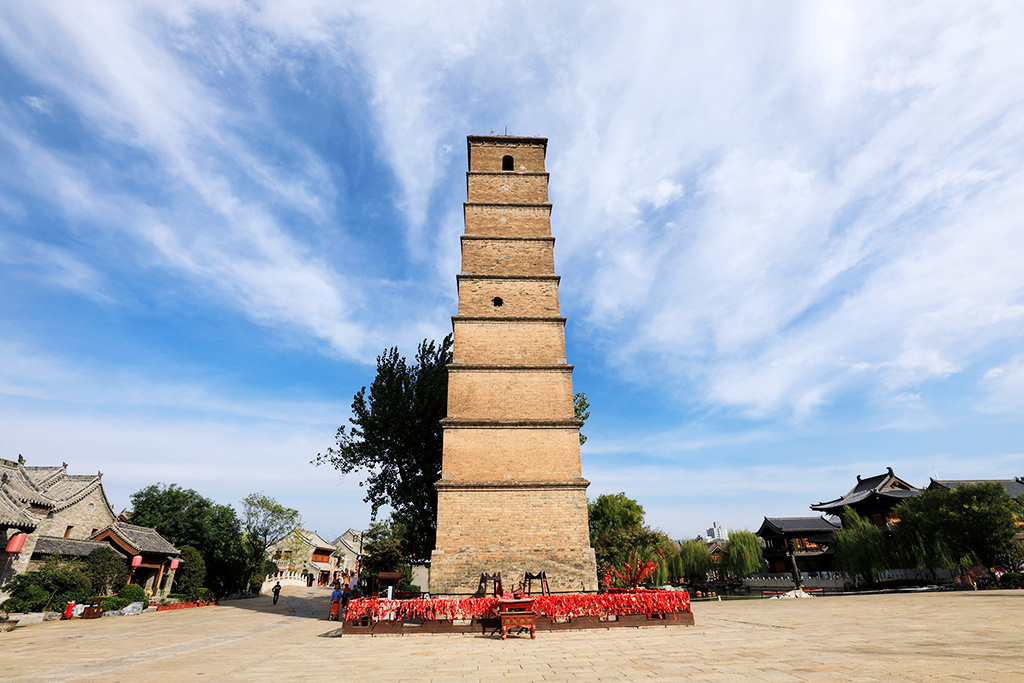 祥云飞绕文峰塔